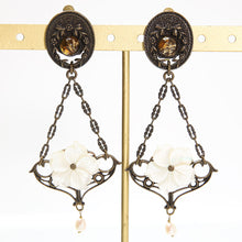 画像をギャラリービューアに読み込む, 上品な光沢が美しい蝶貝と淡水パールのイヤリング