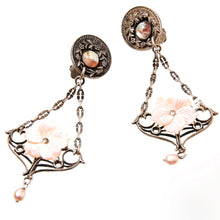 画像をギャラリービューアに読み込む, 上品な光沢が美しい蝶貝と淡水パールのイヤリング