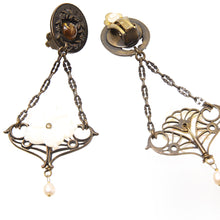 画像をギャラリービューアに読み込む, 上品な光沢が美しい蝶貝と淡水パールのイヤリング