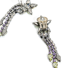 Load image into Gallery viewer, スワロフスキークリスタルをふんだんにあしらった、花モチーフのロングイヤリング