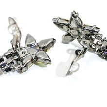 Load image into Gallery viewer, スワロフスキークリスタルをふんだんにあしらった、花モチーフのロングイヤリング