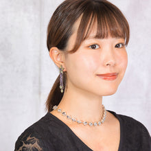 Load image into Gallery viewer, スワロフスキークリスタルをふんだんにあしらった、花モチーフのロングイヤリング