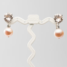画像をギャラリービューアに読み込む, 優しいピンクの淡水パールとスワロフスキークリスタルの組み合わせが上品なイヤリング