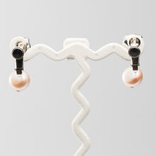 画像をギャラリービューアに読み込む, 優しいピンクの淡水パールとスワロフスキークリスタルの組み合わせが上品なイヤリング