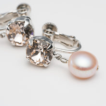 画像をギャラリービューアに読み込む, 優しいピンクの淡水パールとスワロフスキークリスタルの組み合わせが上品なイヤリング