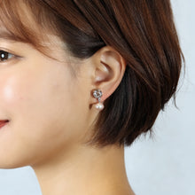 画像をギャラリービューアに読み込む, 優しいピンクの淡水パールとスワロフスキークリスタルの組み合わせが上品なイヤリング