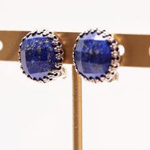 Load image into Gallery viewer, 鮮やかなブルーが美しいラピスラズリのイヤリング