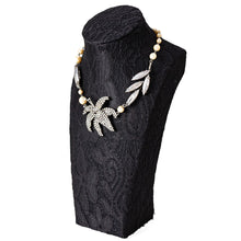 画像をギャラリービューアに読み込む, 百合モチーフをあしらったビジューネックレス