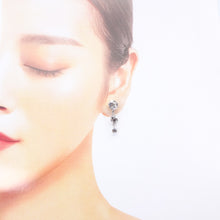 Load image into Gallery viewer, 【芸能人着用】イヤリング ラインストーン クリアカラー 135399