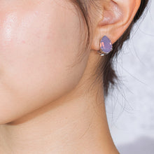 Load image into Gallery viewer, 大粒のラインストーンが美しく輝く紫色のイヤリング