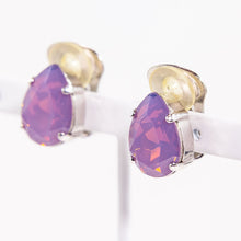 Load image into Gallery viewer, 大粒のラインストーンが美しく輝く紫色のイヤリング