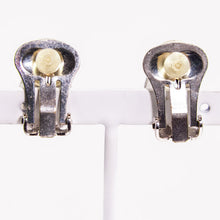 Load image into Gallery viewer, 大粒のラインストーンが美しく輝く紫色のイヤリング