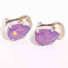 Load image into Gallery viewer, 大粒のラインストーンが美しく輝く紫色のイヤリング