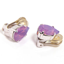 Load image into Gallery viewer, 大粒のラインストーンが美しく輝く紫色のイヤリング