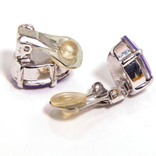 Load image into Gallery viewer, 大粒のラインストーンが美しく輝く紫色のイヤリング