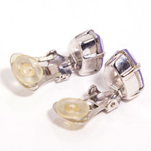Load image into Gallery viewer, 大粒のラインストーンが美しく輝く紫色のイヤリング