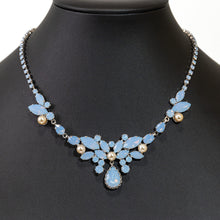 画像をギャラリービューアに読み込む, ミルキーなパステルブルーのラインストーンがさりげなくきらめき、パールとの組み合わせが美しいチョーカー