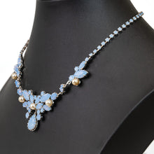 画像をギャラリービューアに読み込む, ミルキーなパステルブルーのラインストーンがさりげなくきらめき、パールとの組み合わせが美しいチョーカー