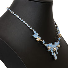 画像をギャラリービューアに読み込む, ミルキーなパステルブルーのラインストーンがさりげなくきらめき、パールとの組み合わせが美しいチョーカー