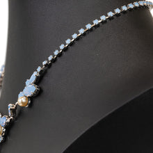 画像をギャラリービューアに読み込む, ミルキーなパステルブルーのラインストーンがさりげなくきらめき、パールとの組み合わせが美しいチョーカー