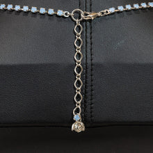 画像をギャラリービューアに読み込む, ミルキーなパステルブルーのラインストーンがさりげなくきらめき、パールとの組み合わせが美しいチョーカー