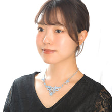 画像をギャラリービューアに読み込む, ミルキーなパステルブルーのラインストーンがさりげなくきらめき、パールとの組み合わせが美しいチョーカー