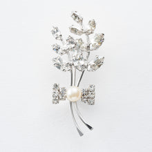 画像をギャラリービューアに読み込む, ブローチ ラインストーン パール クリアカラー ボタニカル リボン 143171 メール便