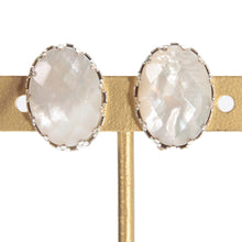 Load image into Gallery viewer, 上品な光沢が美しい白蝶貝のイヤリング