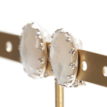 Load image into Gallery viewer, 上品な光沢が美しい白蝶貝のイヤリング