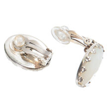 Load image into Gallery viewer, 上品な光沢が美しい白蝶貝のイヤリング