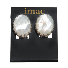 Load image into Gallery viewer, 上品な光沢が美しい白蝶貝のイヤリング