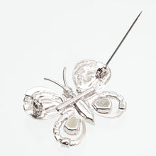 画像をギャラリービューアに読み込む, ラインストーンと上質なボヘミアングラスをあしらった、蝶々モチーフのブローチ
