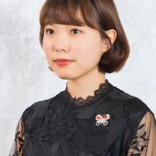 画像をギャラリービューアに読み込む, ラインストーンと上質なボヘミアングラスをあしらった、蝶々モチーフのブローチ