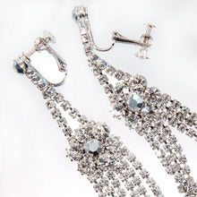 Load image into Gallery viewer, 【小田茜さん着用】イヤリング ラインストーン クリアカラー フラワー ロング 144264