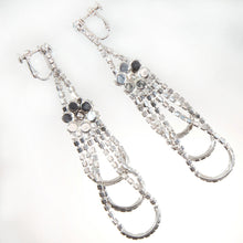 Load image into Gallery viewer, 【小田茜さん着用】イヤリング ラインストーン クリアカラー フラワー ロング 144264