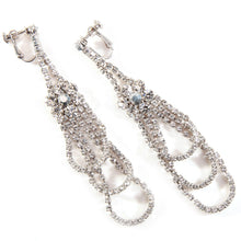 Load image into Gallery viewer, 【小田茜さん着用】イヤリング ラインストーン クリアカラー フラワー ロング 144264