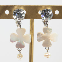 画像をギャラリービューアに読み込む, 【芸能人着用】イヤリング 白蝶貝 淡水パール ラインストーン ホワイト クリアカラーフラワー 144651