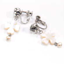 画像をギャラリービューアに読み込む, 【芸能人着用】イヤリング 白蝶貝 淡水パール ラインストーン ホワイト クリアカラーフラワー 144651