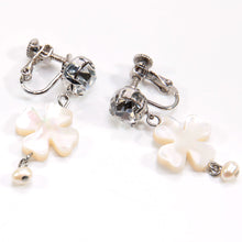 画像をギャラリービューアに読み込む, 【芸能人着用】イヤリング 白蝶貝 淡水パール ラインストーン ホワイト クリアカラーフラワー 144651