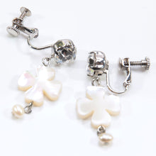画像をギャラリービューアに読み込む, 【芸能人着用】イヤリング 白蝶貝 淡水パール ラインストーン ホワイト クリアカラーフラワー 144651