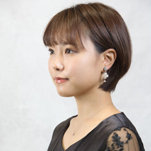 画像をギャラリービューアに読み込む, 【芸能人着用】イヤリング 白蝶貝 淡水パール ラインストーン ホワイト クリアカラーフラワー 144651