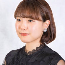 Load image into Gallery viewer, 大粒のラインストーンが美しく輝くイヤリング