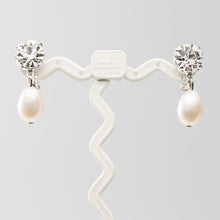 画像をギャラリービューアに読み込む, 優しい光沢の淡水パールとスワロフスキークリスタルの組み合わせが上品なイヤリング