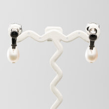 画像をギャラリービューアに読み込む, 優しい光沢の淡水パールとスワロフスキークリスタルの組み合わせが上品なイヤリング