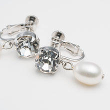 画像をギャラリービューアに読み込む, 優しい光沢の淡水パールとスワロフスキークリスタルの組み合わせが上品なイヤリング