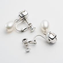 画像をギャラリービューアに読み込む, 優しい光沢の淡水パールとスワロフスキークリスタルの組み合わせが上品なイヤリング