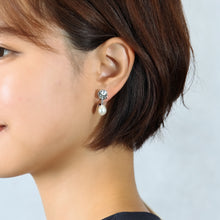 画像をギャラリービューアに読み込む, 優しい光沢の淡水パールとスワロフスキークリスタルの組み合わせが上品なイヤリング