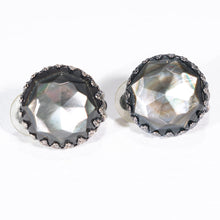 画像をギャラリービューアに読み込む, 上品な光沢が美しい黒蝶貝のイヤリング