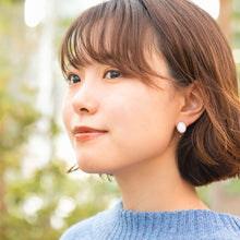 画像をギャラリービューアに読み込む, オパールの淡いピンクが美しい天然石イヤリング