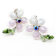 Load image into Gallery viewer, 高級ボヘミアングラスとスワロフスキークリスタルがきらめく桜イヤリング